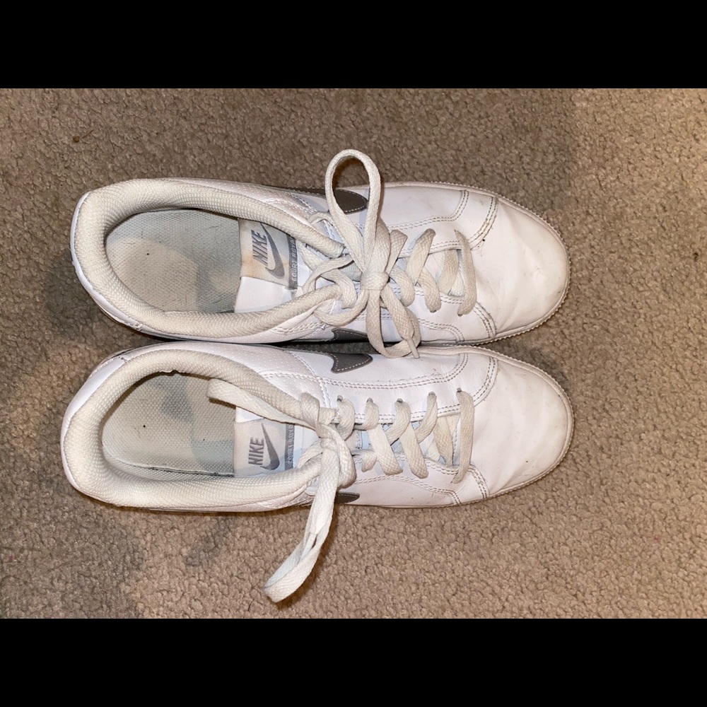 White nike tennis shoe